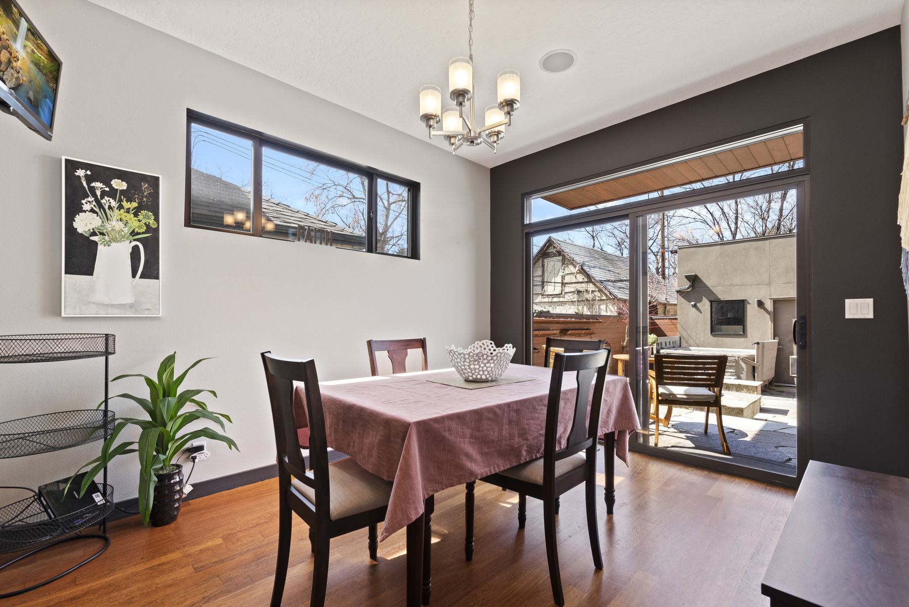 Dining area with sliding door to a private courtyard, Boise Hyde Park vacation rental